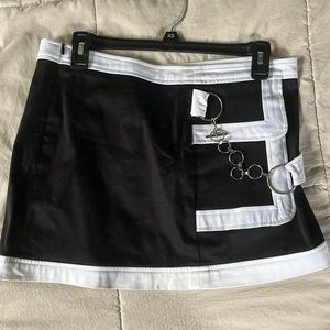 Adorable y2k mini skirt with chain size medium
